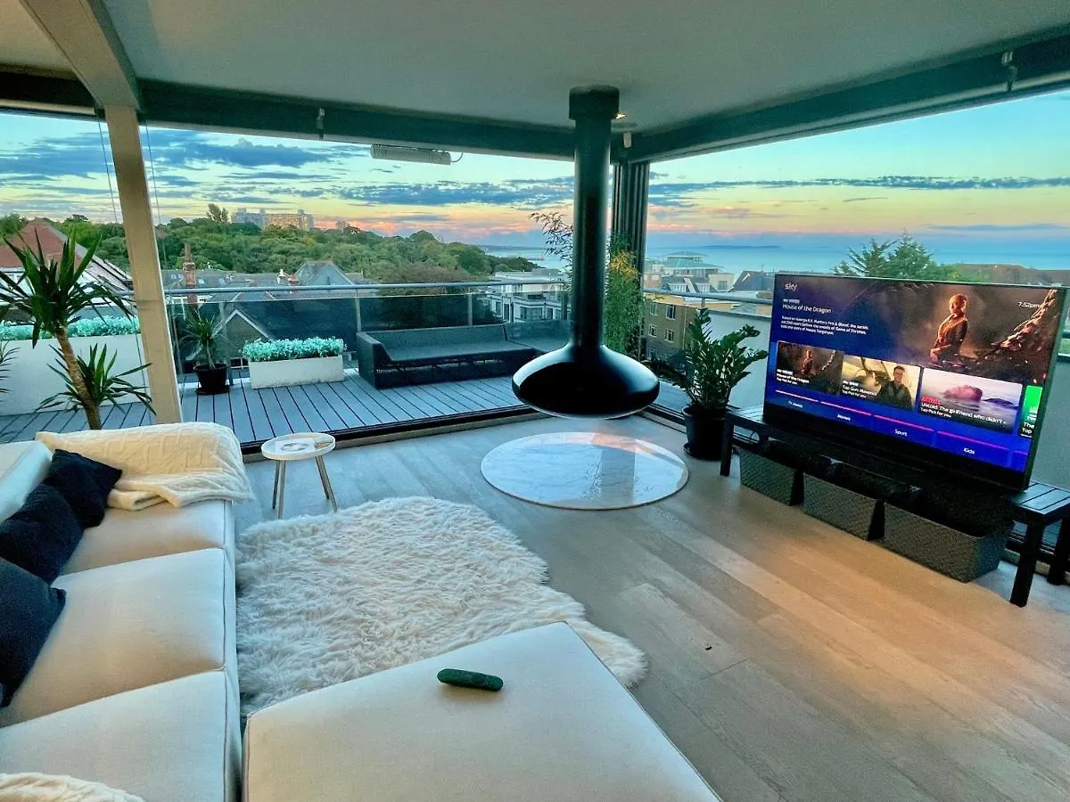 The Beach Hytte - Stunning Sea View Penthouse Bournemouth Apartment