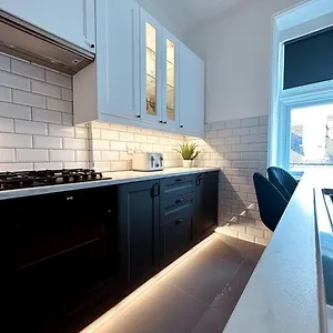  Apartment The Retreat - Large Luxury Apartment, Two Mins From
